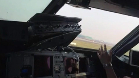 【川航8633】飞机与地面控制中心录音&空中飞行线路 (英文字幕)
